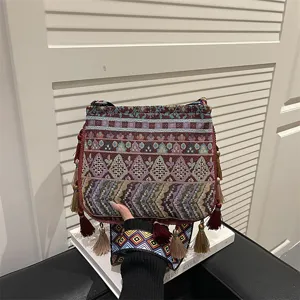 Borsa tracolla ricamata stile etnico con nappe e ampia tracolla geometrica per donne.