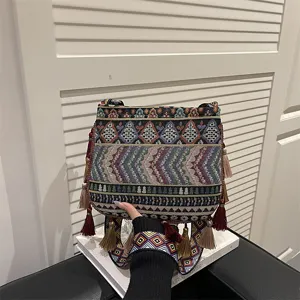 Borsa a tracolla etnica intrecciata con nappe da donna, elegante borsa con motivo geometrico e tracolla.