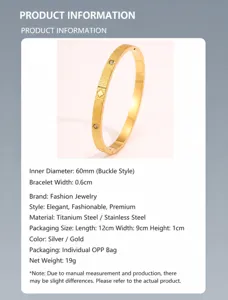 Elegantes Edelstahl Vierblättriges Kleeblatt Armband mit luxuriösem Streifen Design für Damen.