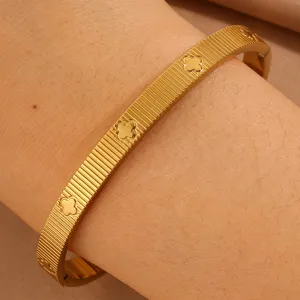 Vergoldetes Edelstahlarmband mit gebürstetem Streifen und Kleeblatt-Motiv für Damen.