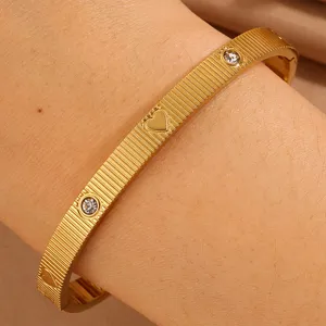 Nahaufnahme des eleganten, gebürsteten Edelstahlarmbands in Goldoptik mit schönen Details.