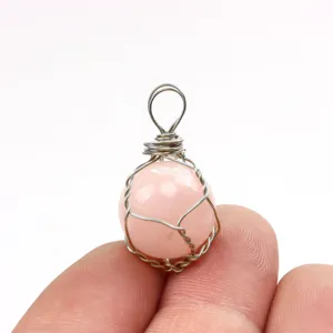 Handgefertigter drahtgewickelter Rosenquarz Kristallkugel Anhänger Detailaufnahme Kette.