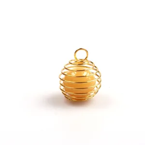Goldfarbenes Drahtkorb-Anhänger-Detail mit gelbem Kristallperle für elegante Halsketten.