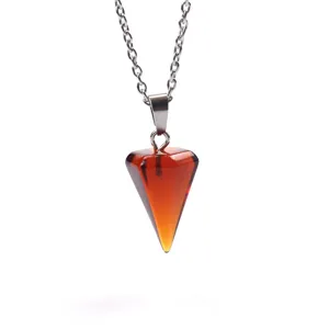 Bernstein Kristall Sechseck Kegel Anhänger Halskette Detail, edler Edelstein Schmuck.