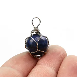 Natürlicher Lapislazuli Stein Anhänger drahtgewickelter Kristall Schmuck Detailaufnahme