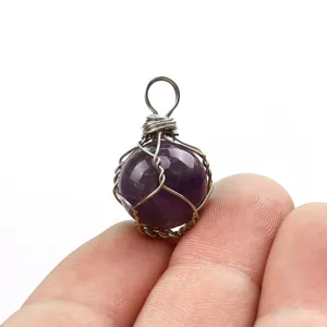 Handgemachter drahtumwickelter runder natürlicher Amethyst Kristall Stein Anhänger Detail