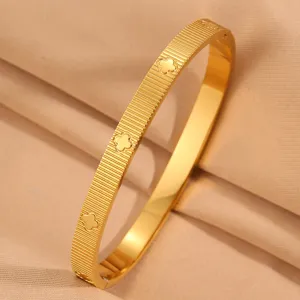 Elegantes 18K vergoldetes Edelstahl Kleeblatt Armband mit stylischem Streifenmuster.