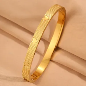 Goldfarbenes Titanstahl Armband Detail, exquisites gebürstetes Streifen Herz Design Damen.