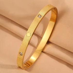 Goldene Titanstahl Kleeblatt Armreif mit funkelnden Strasssteinen, elegante Armspange für Damen.