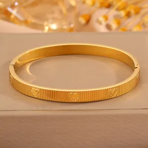 Vergoldetes Titanstahl-Armband mit Streifen-Textur und graviertem Herz-Muster für Damen Schmuck.