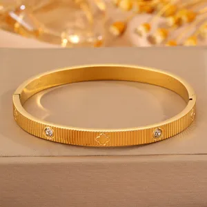 Detaillierte Nahaufnahme des luxuriösen vierblättrigen Kleeblatt Titanstahl Armbands.