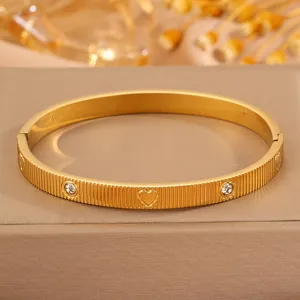 Edles Titanstahl Herz Zirkon Armband vergoldet mit Streifen Armreif für Damen Luxus Stil
