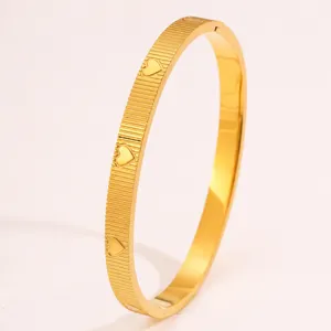 Detaillierte Größentabelle Bild des goldenen gebürsteten Herzmuster Titanstahl Armbandes.