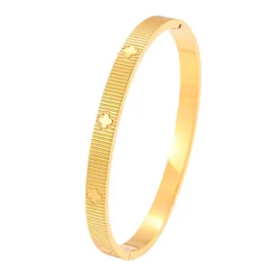 Goldener Edelstahl Kleeblatt Armreif, gebürstete Streifen Manschette Schmuck für Damen