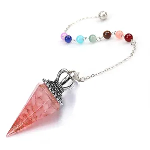 Detailansicht des Kristallharz sechseckigen Kegel Pendelhaengers mit rosa Steinen und Chakra Perlen.