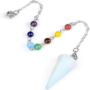 Detailaufnahme eines hexagonalen Kristall-Pendels mit Chakra-Perlen und Silberkette.