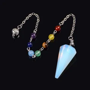 Detailansicht des Naturkristall sechseckigen Kegel Pendelhaengers mit bunten Chakra Perlen.