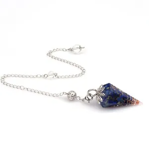 Detailansicht des Kristallsplitter Sechskantkegel Pendelanhängers mit filigraner Blattkette.