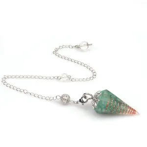 Nahaufnahme des grünen Kristallharz Sechseck Kegel Pendelanhängers mit einer Metallkette.