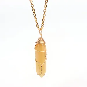 Nahaufnahme des handgefertigten gelben Kristall Sechseck Säule Anhänger mit Golddraht Kette.