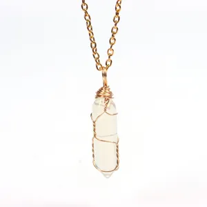 Handgefertigte drahtgewickelte sechseckige Kristallstein-Anhänger Halskette mit Goldkette.