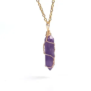 Detailansicht der handgefertigten drahtgewickelten lila Amethyst Kristall Halskette mit Anhänger.
