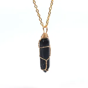 Handgefertigte drahtgewickelte schwarze sechseckige Kristall-Anhänger-Halskette mit Goldkette.
