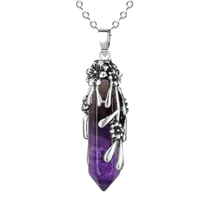 Nahaufnahme des violetten Kristall-Sechskantsäulen-Anhängers mit silberner Blumenmetallkappe.