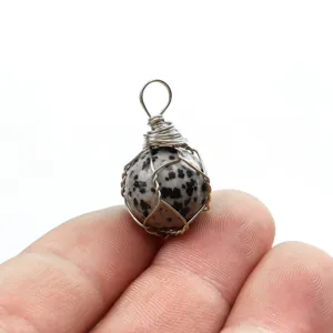 Handgemachter drahtgewickelter runder Naturstein Kristall Anhänger Detail Nahaufnahme Schmuck