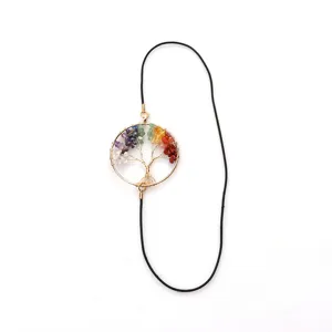 Primer plano detalle del elegante marcapaginas de arbol de la vida con cristal artesanal.