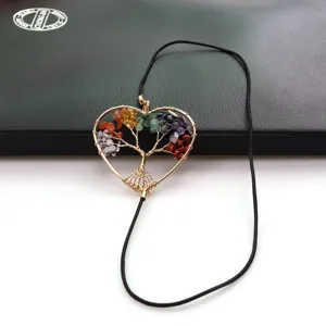 Detalle de marcapáginas de corazón de árbol de vida de cristal hecho a mano y elegante