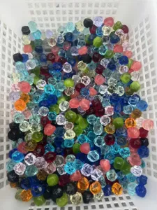 Details von bunten DIY Kristall Rohstein kleinen Partikeln, ideal für handgefertigte Armbänder.