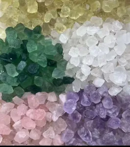 Bunte rohe Kristallsplitter, kleine Steine fuer DIY handgemachte Armbänder und Schmuck.
