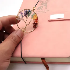 Marcapáginas de árbol de vida de cristal enrollado a mano vista de detalle con piedras.