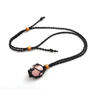 Handgefertigte schwarze geflochtene Kette mit Natur-Rosa-Kristallstein und Holzkugeln.