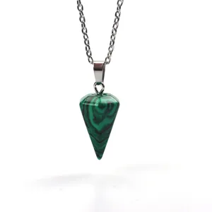 Grüner Malachit Edelstein Kegel Pendel Anhänger Nahaufnahme, elegantes Kristall Schmuck Detail.