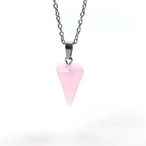 Natürlicher Rosenquarz sechseckiger Kegel Anhänger Halskette, Heilstein Schmuck Detail.