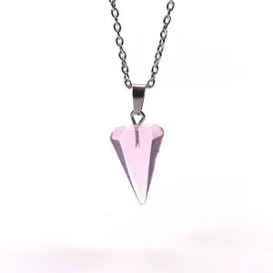 Rosa Kristall Sechseck Pyramide Anhänger Detailansicht, glatter Edelstein Schmuck.