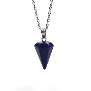 Sechseckiger Konus Kristall Anhänger Halskette Detailansicht, blauer Edelstein mit Kette.