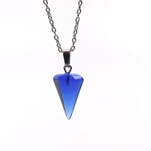 Blauer Kristall Kegel Anhänger Halskette Detailaufnahme, elegantes Schmuckstück mit Kette.