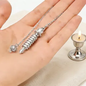 Colgante de péndulo de metal plateado con cadena, diseño elegante para adivinación y decoración.