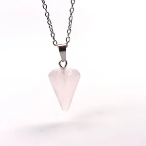 Nahaufnahme des Rosenquarz Sechseck Kegel Kristall Anhängers mit silberner Kette.
