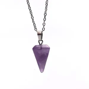 Natürlicher Kristall Kegel Pendel Anhänger mit Metallkette Nahaufnahme Detailansicht DIY.
