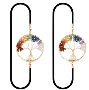 Detalle de marcapáginas de metal con árbol de la vida y cristales naturales accesorio.