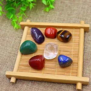 Detailansicht von 7-farbigen Kristall-Chakra-Poliersteinen, natürliches Schmuckset.