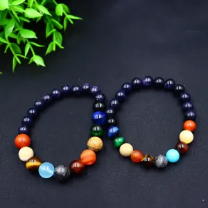 Dettaglio primo piano bracciale di perle di pietre preziose galassia universo sistema solare.