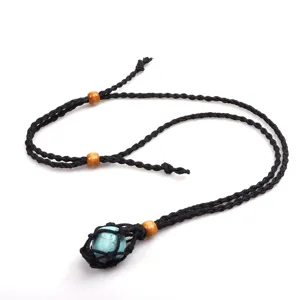 Collana intrecciata nera fatta a mano con tasca in rete di pietra blu primo piano