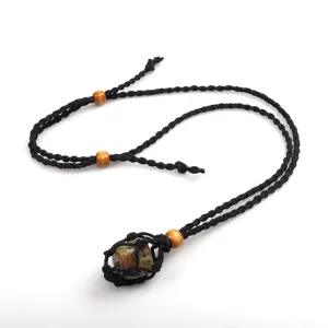 Collana con corda intrecciata nera fatta a mano con sacchetto in rete di pietra e perline.