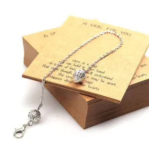 Silberne hohle Kugel Pendelkette DIY Schmuckzubehoer mit Karabinerverschluss und Kraftpapierkarte.