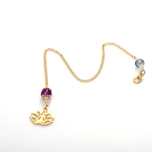 Detailansicht der vergoldeten Metallkette mit hohlem Lotus-Buddha-Anhänger und Kristallperlen.